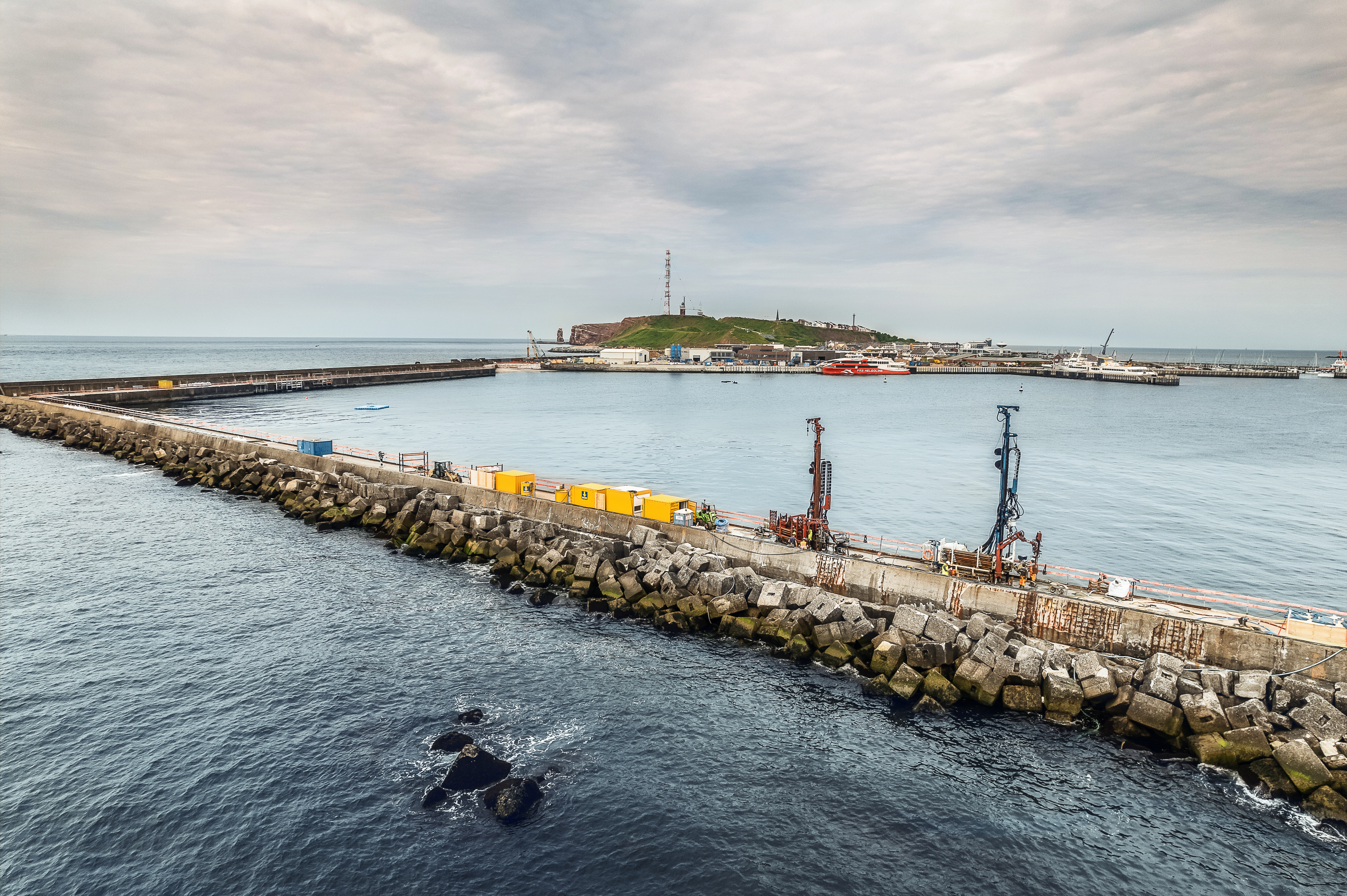 Injektionsarbeiten an der Südmole des Hafens in Helgoland von Bauer Spezialtiefbau